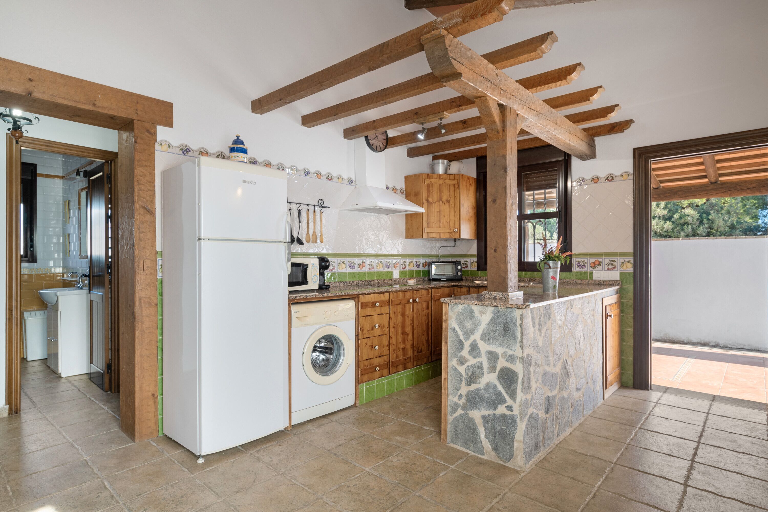 Réfrigérateur, micro-ondes, plaque de cuisson, grille-pain