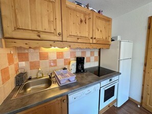 Een koelkast, een microgolfoven, een oven, een vaatwasser