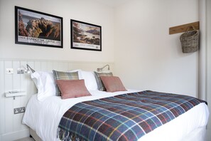 2 bedrooms - Tree House - sleeps 4 guests  in 2 bedrooms (Inverness)
