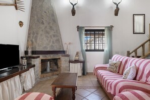 Televisión y chimenea 