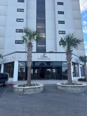 Exterior - Escape to OCEAN BREEZE/ 2 BR Condo with Stunning Ocean Front Views (Myrtle Beach)