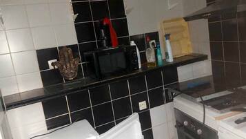 Ofen, Herdplatte, Wasserkocher mit Kaffee-/Teezubehör, Wasserkocher