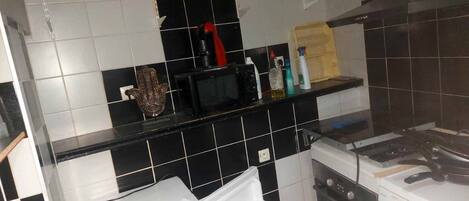 Een koelkast, een oven, een kookplaat, een koffiezetapparaat/waterkoker