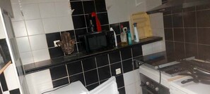 Frigorífico, horno, placa de cocina y cafetera o tetera