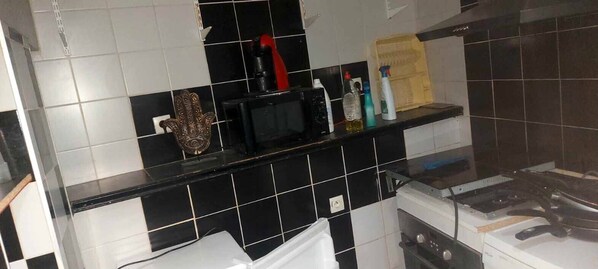 Fridge, oven, stovetop, coffee/tea maker