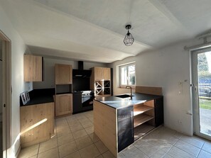 Fridge, microwave, oven, stovetop - Vacation home beautiful and spacious wooded grounds 10 sleeps swimming pool (Cavaillon)