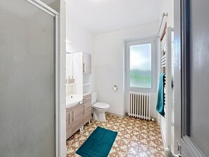 Douche, séchoir à cheveux, serviettes fournies