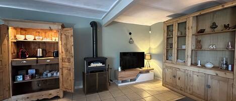 智能電視、壁爐、書籍