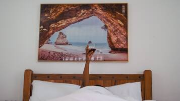 5 bedrooms, iron/ironing board, WiFi, bed sheets