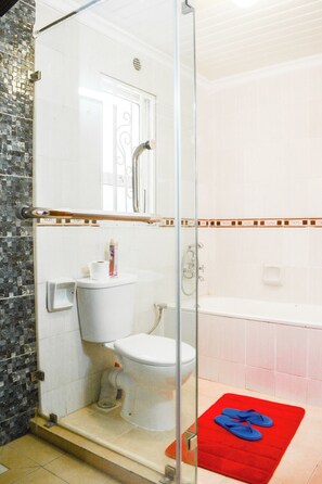 Hårføner, håndklær, såpe og toalettpapir