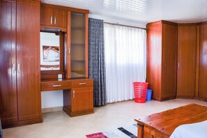 5 bedrooms, iron/ironing board, WiFi, bed sheets