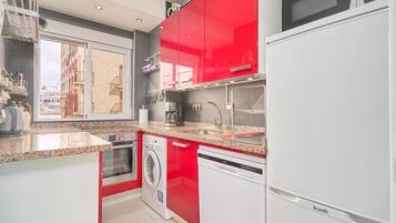 Réfrigérateur, micro-ondes, four, plaque de cuisson