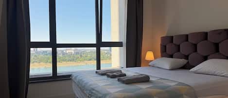 1 habitación, tabla de planchar con plancha y ropa de cama