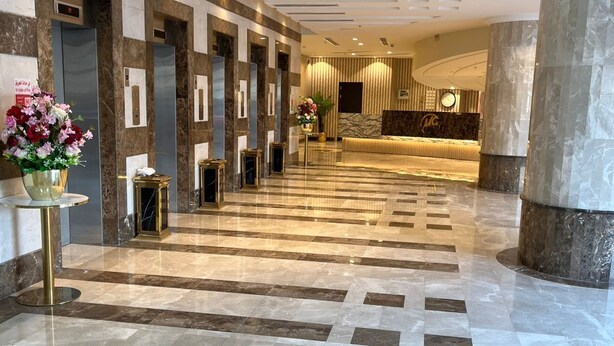 A modern hotel lobby with a marble floor, a reception desk, and a seating area. - Al Hashmeih Tower Hotel Makkah (Makkah)