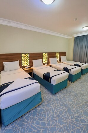 Habitación cuádruple Deluxe | Ropa de cama hipoalergénica, minibar, escritorio
