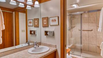 SĂšche-cheveux, serviettes fournies