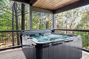 Outdoor spa tub - Same Same But Different - Hot tub, Pool Table, Fire Pit in Hochatown (Broken Bow)