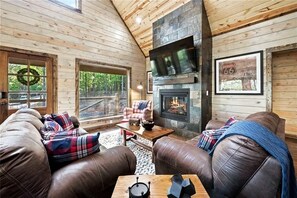 Smart TV, fireplace - Same Same But Different - Hot tub, Pool Table, Fire Pit in Hochatown (Broken Bow)