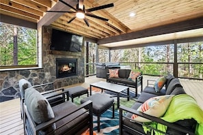 Smart TV y chimenea 