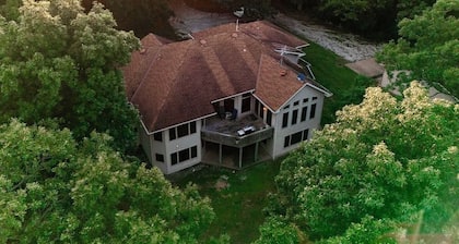 Spacious 4-bedroom house in serene Stockton with lake views