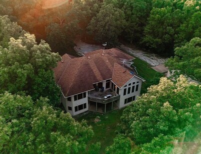 Spacious 4-bedroom house in serene Stockton with lake views