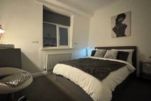 1 habitación, tabla de planchar con plancha, wifi y ropa de cama