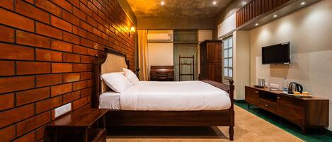 Desk, iron/ironing board, free WiFi