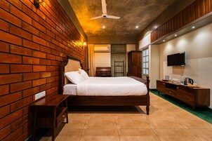 Desk, iron/ironing board, free WiFi