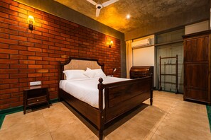 Desk, iron/ironing board, free WiFi