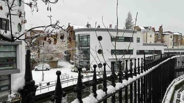 A modern building with a white facade and multiple windows. - Special apartment in Camden Town (London)