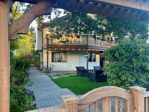 Property grounds - 3 BR Home near Stanford Facebook Amazon walk to downtown Palo Alto (Palo Alto)