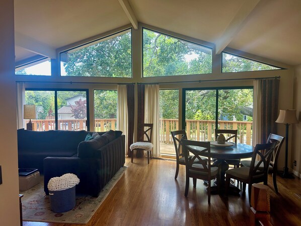 Living area - 3 BR Home near Stanford Facebook Amazon walk to downtown Palo Alto (Palo Alto)