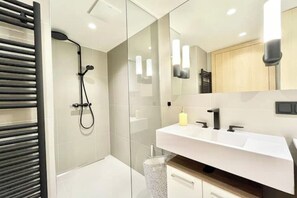 Shower, hair dryer, towels, soap - Enchanting 3-bedroom house with AC in Vienna (Wien)