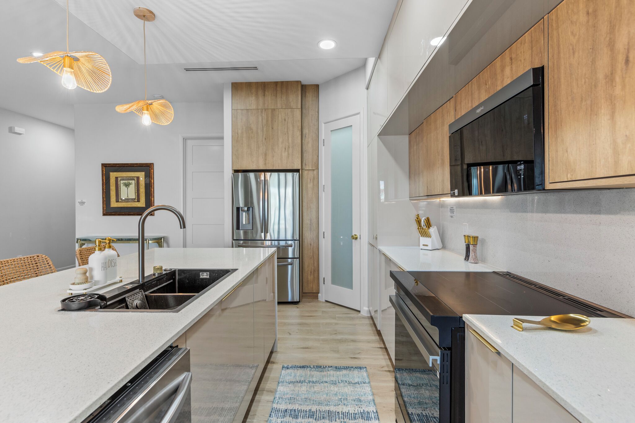 冷蔵庫、電子レンジ、オーブン、コンロ