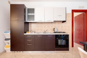 Réfrigérateur, four, plaque de cuisson, cafetière/bouilloire