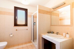 Dusche, kostenlose Toilettenartikel, Haartrockner, Handtücher