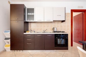 Fridge, oven, stovetop, coffee/tea maker