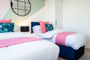 2 habitaciones, tabla de planchar con plancha, wifi y ropa de cama