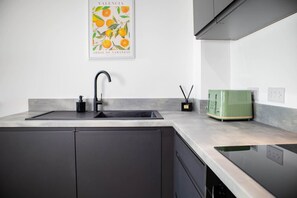 Refrigerador, microondas, horno, placa de cocina