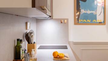 Réfrigérateur, micro-ondes, plaque de cuisson, lave-vaisselle