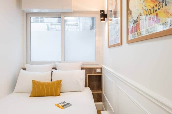 3 habitaciones, tabla de planchar con plancha y cuna de viaje