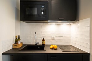 ثلاجة، ميكروويف، موقد طهي مسطح، ماكينة لصنع القهوة/الشاي