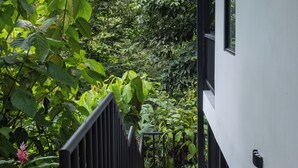 Un edificio moderno con una escalera de hormigón que conduce a una pared exterior blanca.