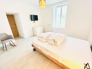1 bedroom, iron/ironing board, travel cot, WiFi