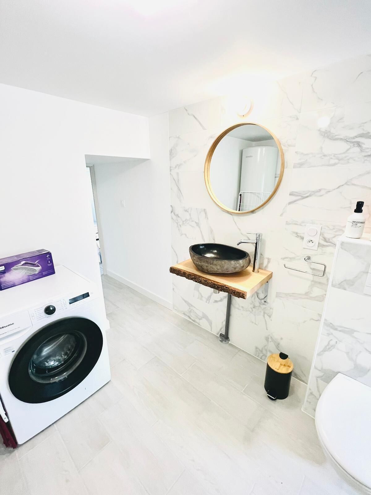 Shower, hair dryer, toilet paper