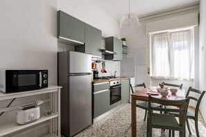Jääkaappi, mikroaaltouuni, leivänpaahdin, jääpalakone