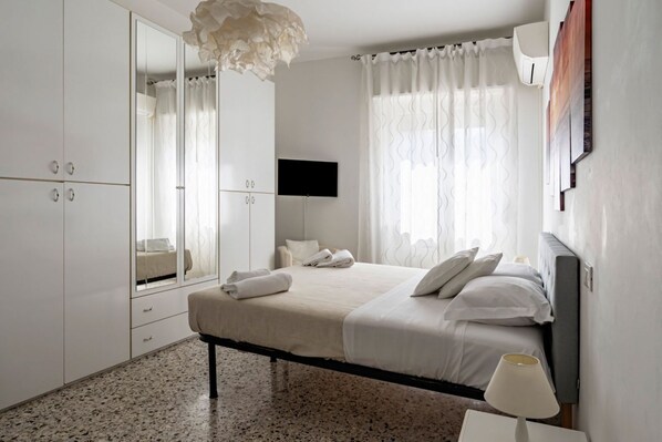 2 bedrooms, iron/ironing board
