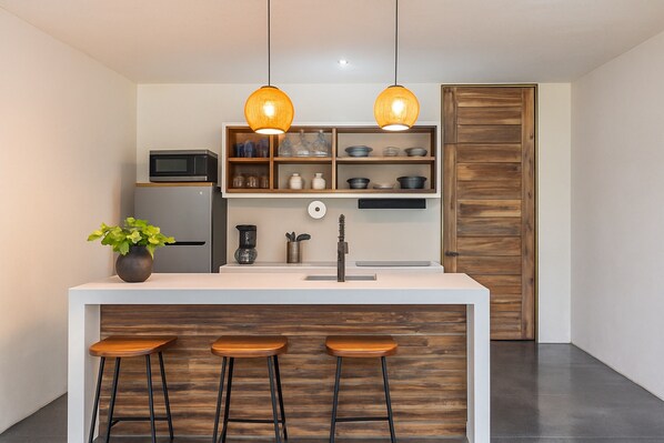 Réfrigérateur, four à micro-ondes, un four, surface de cuisson