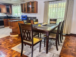 Dining - Stylish 5BR Bungalow with Private Pool near JKIA – Greenpark, Athi River (Athi River)