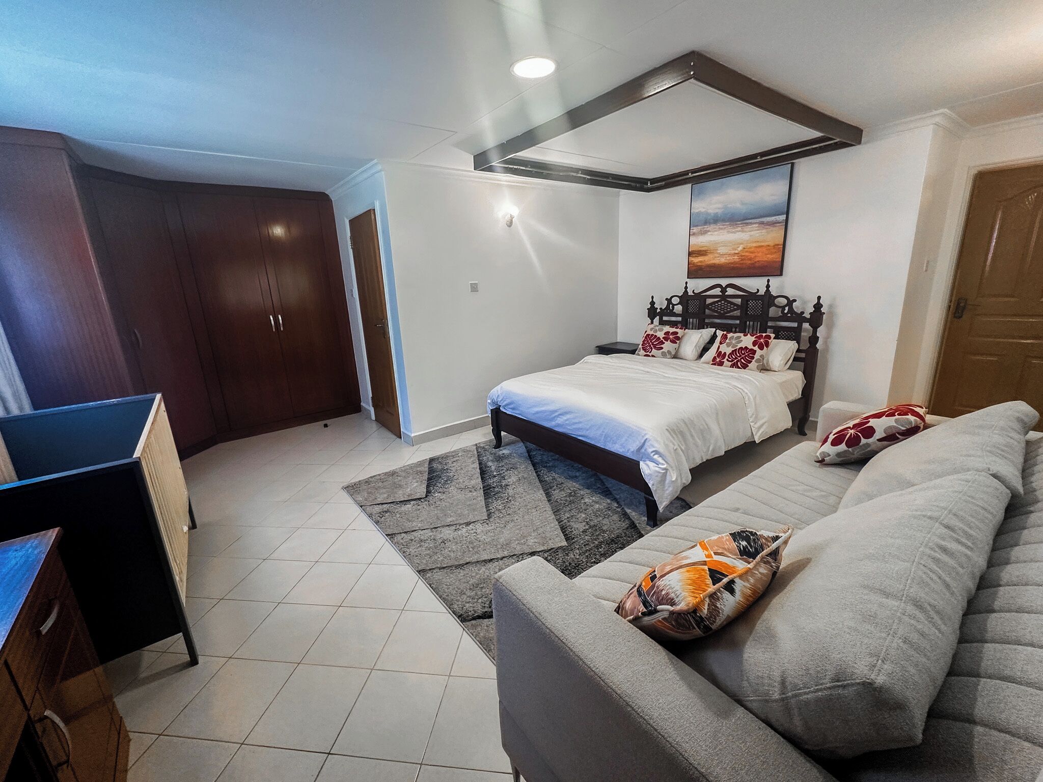 5 bedrooms, iron/ironing board, WiFi, bed sheets